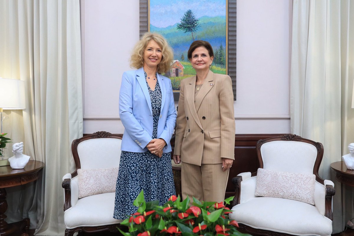UnionEuropeaRD's tweet photo. Muy agradecidos con la vicepresidenta @raquelpenard por recibir a la embajadora @EmbUEenRepDom en las semanas finales de su misión en RD. 

La embajadora expresó su agradecimiento por estos años de trabajo conjunto en beneficio de nuestras poblaciones.

¡🇩🇴🤝🇪🇺 socios naturales! https://t.co/C6rvrmckZI