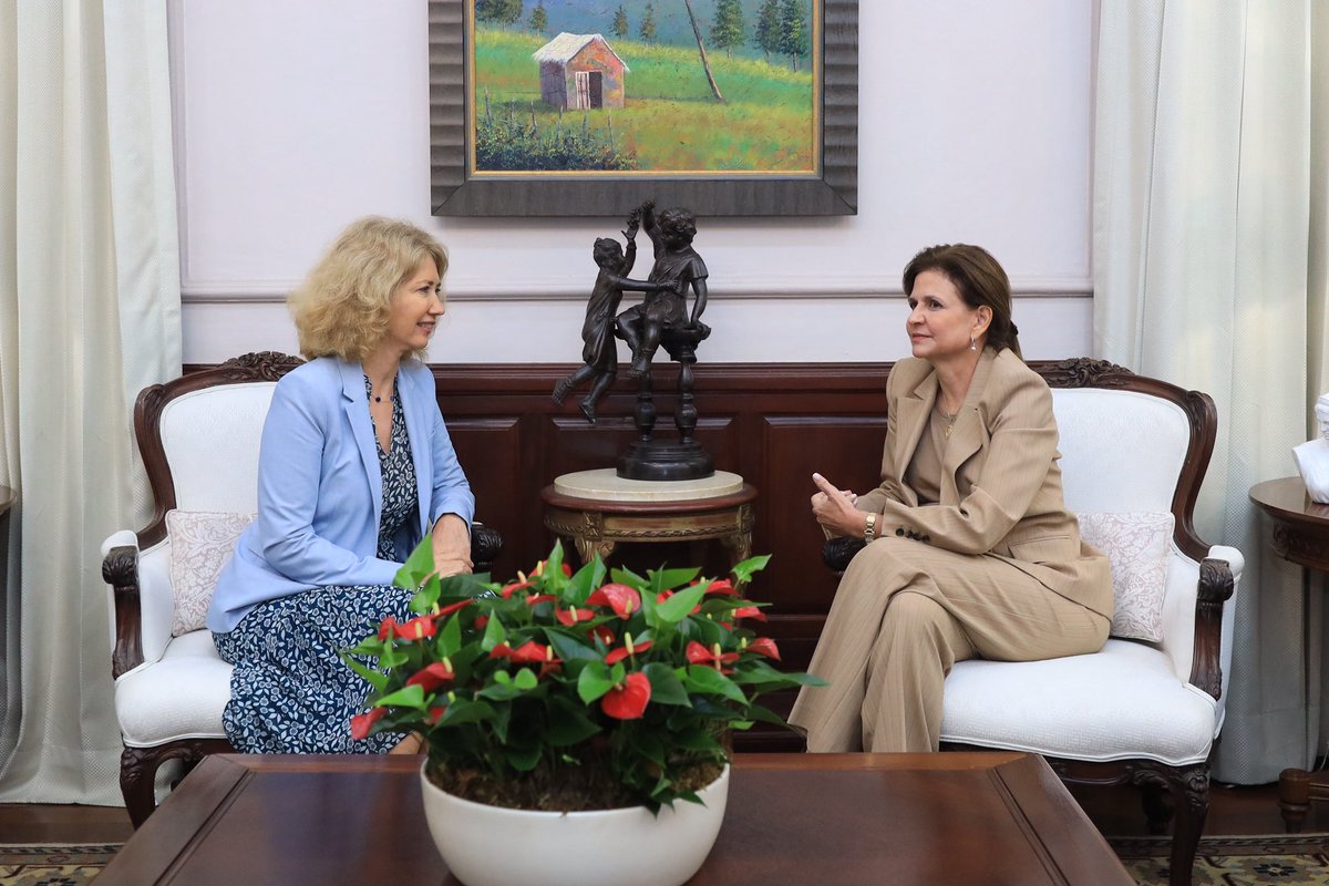 UnionEuropeaRD's tweet photo. Muy agradecidos con la vicepresidenta @raquelpenard por recibir a la embajadora @EmbUEenRepDom en las semanas finales de su misión en RD. 

La embajadora expresó su agradecimiento por estos años de trabajo conjunto en beneficio de nuestras poblaciones.

¡🇩🇴🤝🇪🇺 socios naturales! https://t.co/C6rvrmckZI