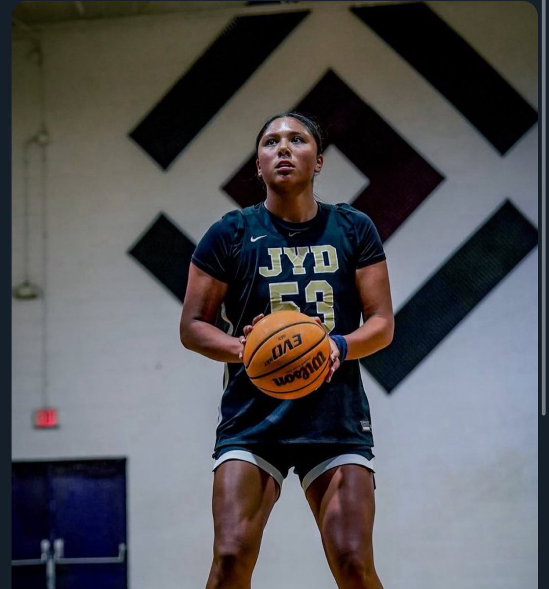 IMPACT PERFORMER: 2026 6-0 PF Jaslene Garcia-Howell | <a href="/JasleneGarcia32/">Jaslene Garcia-Howell</a> (Pawnee HS OK) at the <a href="/TFNsRun4Roses/">TFN's Run 4 Roses</a> in Louisville KY
▫️9ppg (82)
▫️9rpg (76)
▫️1.1blkpg (10)
▫️1.2apg (12)
Strong. Even keeled. Skilled.