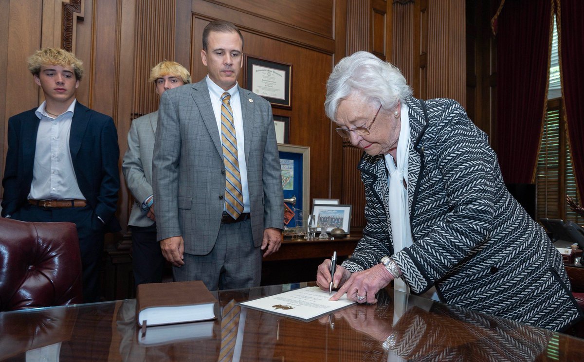 GovernorKayIvey's tweet image. I have sworn in Bo Offord as the commissioner of the Alabama Medicaid Agency.
I am confident of his leadership, and I look forward to it as he assumes this new role. #alpolitics