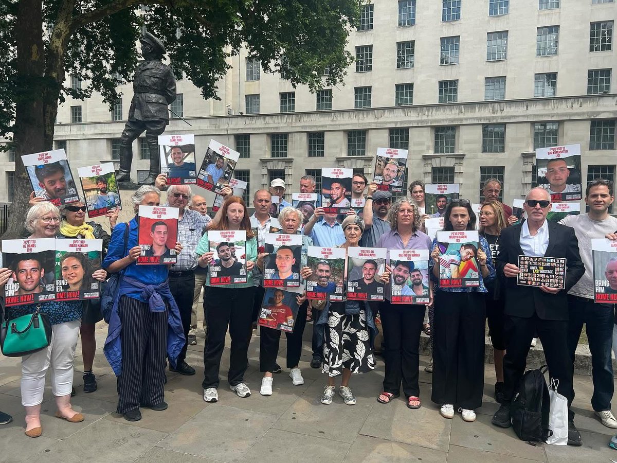 BoardofDeputies's tweet image. We were truly honoured that released hostages, Keith and Aviva Siegel came to meet our dedicated vigil volunteers who have been advocating for the release of the hostages for the past 21 months.
Bring them home NOW 🎗️