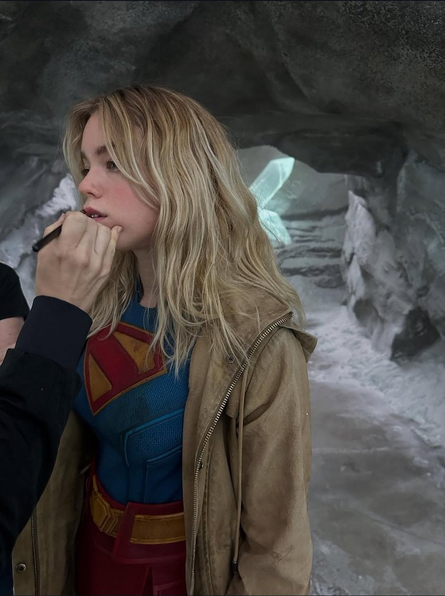 heroinadolixo's tweet image. tem que ser muito doente pra ta hypada pra supergirl