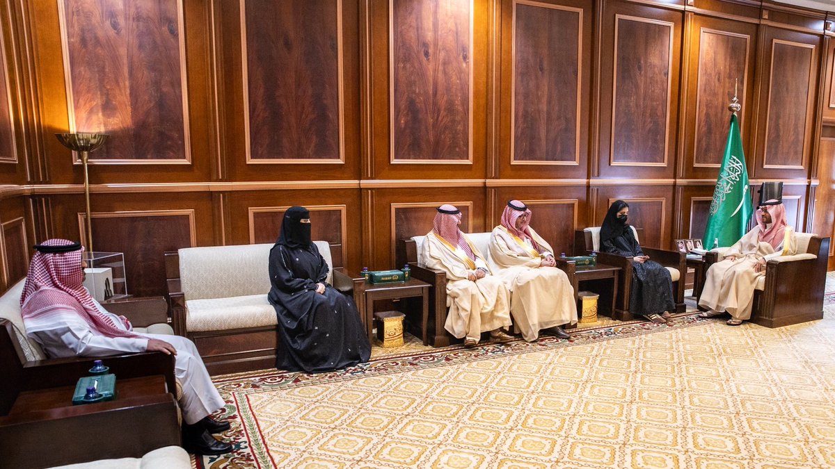 📸 | سمو نائب أمير منطقة حائل يستقبل لاعبة نادي ذوي الإعاقة مطيرة بنت خالد الشمري، بعد فوزها بالميدالية البرونزية تصنيف T64 في بطولة التشيك الدولية، ضمن منافسات بطولة السيدات الدولية، بحضور مساعد مدير فرع وزارة الرياضة بالمنطقة محمد الدرعان، ورئيس مجلس إدارة نادي حائل لذوي