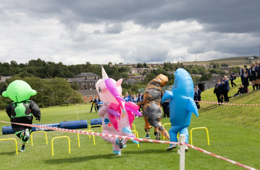 WCHS_PE's tweet image. Staff Race 2️⃣0️⃣2️⃣5️⃣

The first ever staff race ends in a draw with Awesome Alien 👽 and Terrific T-Rex 🦖 splitting the winners trophy 🏆 

Well done to all the staff who completed and for donations that raised £114. 👏👏👏