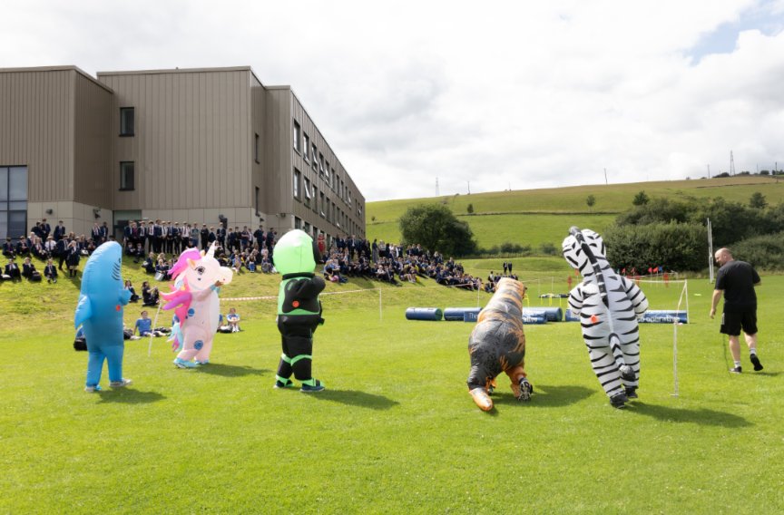 WCHS_PE's tweet image. Staff Race 2️⃣0️⃣2️⃣5️⃣

The first ever staff race ends in a draw with Awesome Alien 👽 and Terrific T-Rex 🦖 splitting the winners trophy 🏆 

Well done to all the staff who completed and for donations that raised £114. 👏👏👏