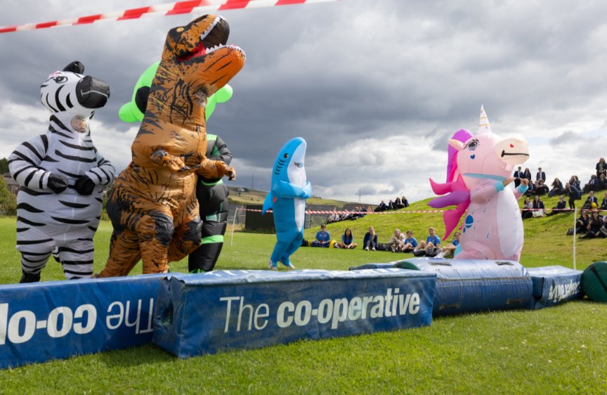 WCHS_PE's tweet image. Staff Race 2️⃣0️⃣2️⃣5️⃣

The first ever staff race ends in a draw with Awesome Alien 👽 and Terrific T-Rex 🦖 splitting the winners trophy 🏆 

Well done to all the staff who completed and for donations that raised £114. 👏👏👏