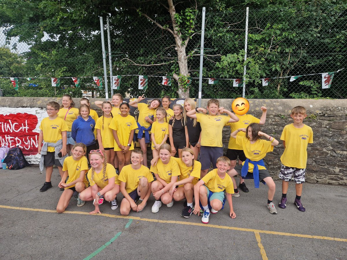 YsgolyrHendy's tweet photo. 🥳Mae'r bws parti wedi cyrraedd i fynd â blwyddyn 6 gyffrous i Barc trampolîn Buzz ar gyfer eu dathliad ymadael. 🚍The party bus has arrived to take an excited year 6 to Buzz trampoline Park for their leavers celebration. 🕺🏽#HendyIechLles https://t.co/FgH35RpYyP