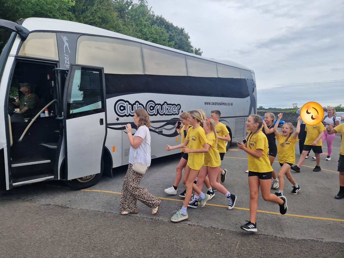 YsgolyrHendy's tweet photo. 🥳Mae'r bws parti wedi cyrraedd i fynd â blwyddyn 6 gyffrous i Barc trampolîn Buzz ar gyfer eu dathliad ymadael. 🚍The party bus has arrived to take an excited year 6 to Buzz trampoline Park for their leavers celebration. 🕺🏽#HendyIechLles https://t.co/FgH35RpYyP