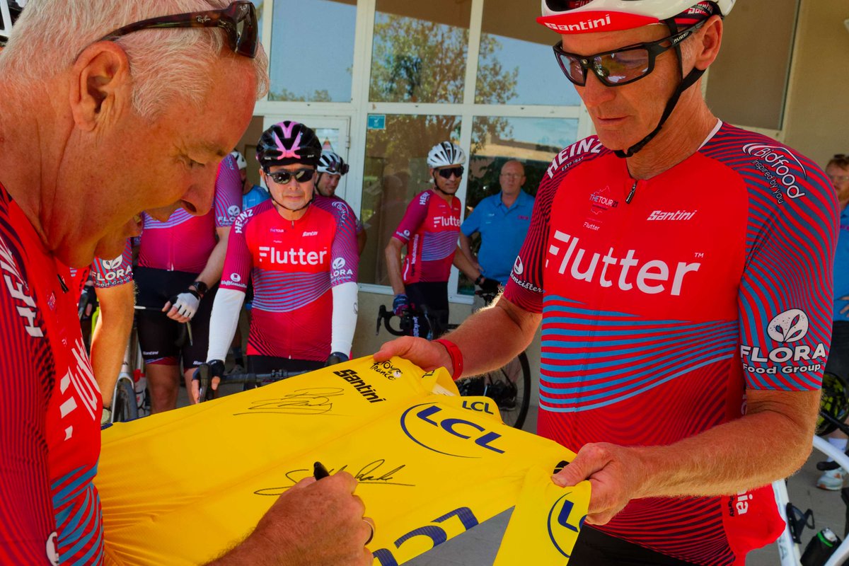 TheTour21's tweet image. 🚴♂️ Cycling legend Stephen Roche has just added his signature to this jersey YOU could WIN! This unique jersey will be signed by four Tour de France winners.
For every £20 donation to @GeoffThomasGTF's JustGiving page, you'll get one entry into the raffle: justgiving.com/page/geoff-tho…