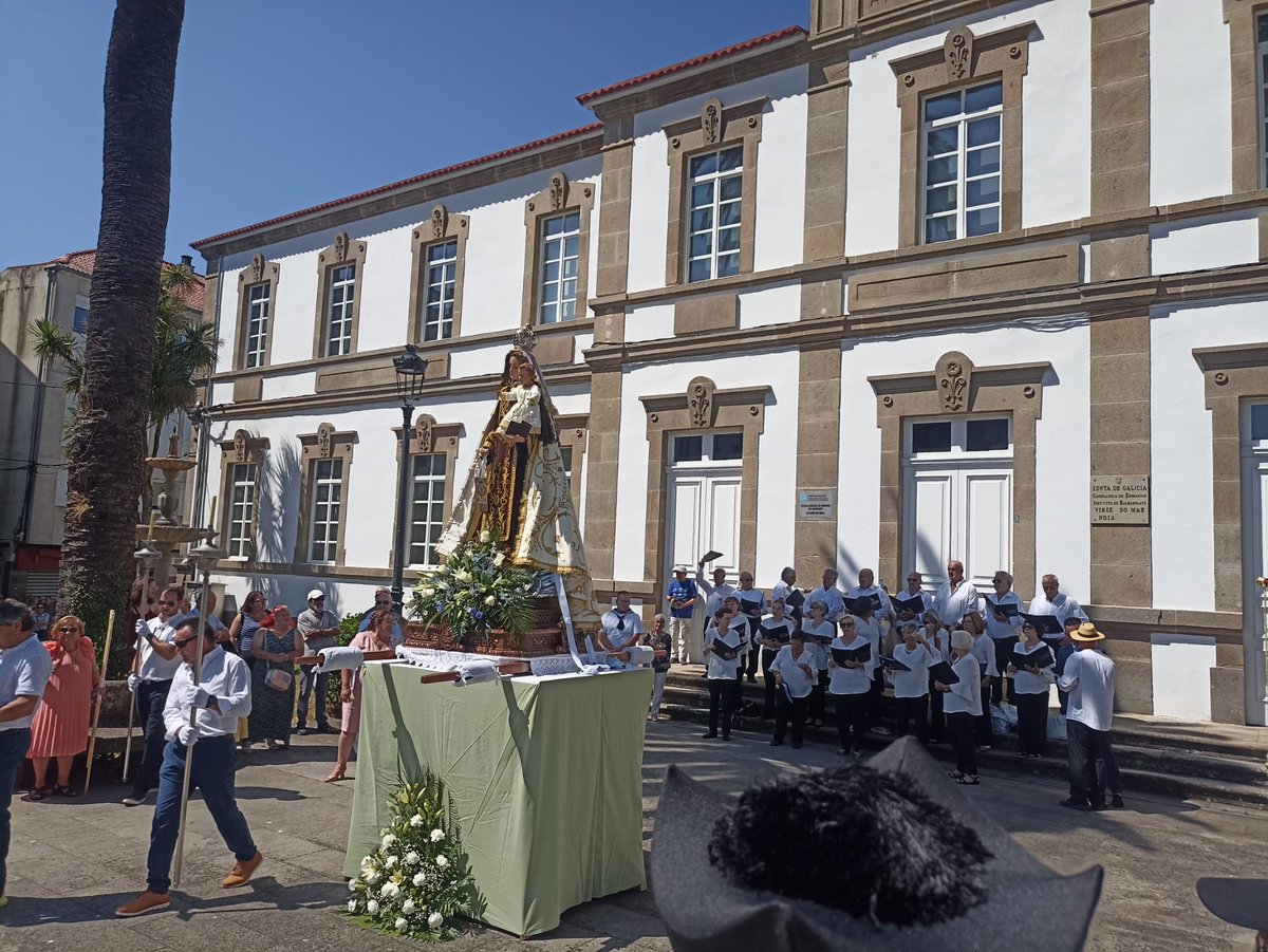 Nunha vila mariñeira como a nosa, o #16xullo é un día especial e emotivo polo recordo de aqueles que xa non están. Como cada ano asistimos á misa na honra da Virxe do Carme e á posterior procesión que percorreu as rúas da vila ata chegar á confraría.  

Feliz Día do Carme