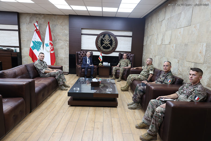 LebarmyOfficial's tweet image. استقبل قائد الجيش العماد رودولف هيكل في مكتبه في اليرزة السفير الفرنسي في لبنان Hervé Magro مع وفد عسكري مرافق. كما استقبل مستشار الأمن القومي في جمهورية تشيكيا Tomáš Pojar ترافقه السفيرة التشيكية في لبنان Ester Lauferová. خلال هذَين اللقاءَين تناول البحث الأوضاع العامة في لبنان…