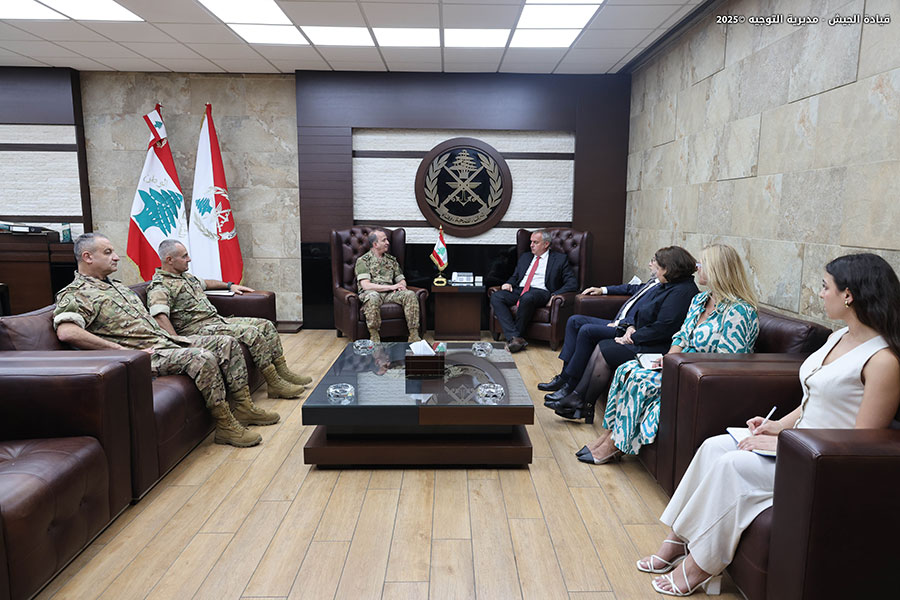 LebarmyOfficial's tweet image. استقبل قائد الجيش العماد رودولف هيكل في مكتبه في اليرزة السفير الفرنسي في لبنان Hervé Magro مع وفد عسكري مرافق. كما استقبل مستشار الأمن القومي في جمهورية تشيكيا Tomáš Pojar ترافقه السفيرة التشيكية في لبنان Ester Lauferová. خلال هذَين اللقاءَين تناول البحث الأوضاع العامة في لبنان…