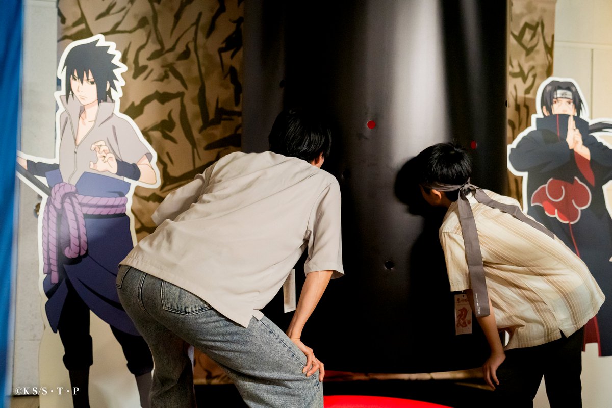 narutoscoutjp's tweet photo. 👀 今⽇は「万華鏡写輪眼」を探してみませんか？⿊い柱のたくさんの⽳から、イタチの万華鏡写輪眼を⾒つけよう！
「NARUTO-ナルト- 疾⾵伝 忍スカウトキャラバン」
本⽇も開催中！
📍開催期間：〜8/4
🌀https://t.co/kb0Mm0OtfK https://t.co/qBt2jAGIUl