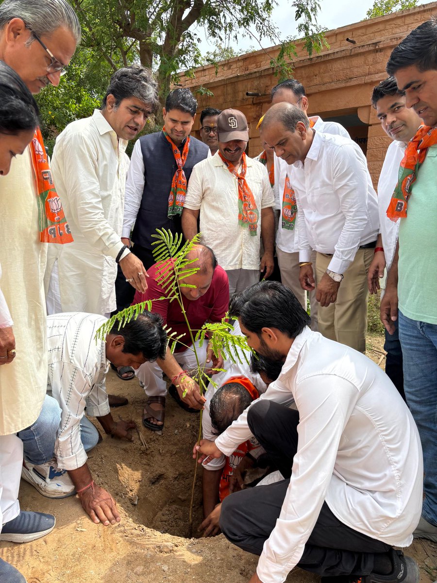bjp_Rajendra74's tweet image. 🌳 &quot;एक पेड़ माँ के नाम&quot; — सेवा, संकल्प और संवेदना 🌳

प्रधानमंत्री श्री नरेंद्र मोदी जी के प्रेरणादायी नेतृत्व में आज रायकाबाग मंडल में मण्डल स्तरीय अभियान के तहत वृक्षारोपण कर पर्यावरण संरक्षण का संदेश दिया गया।

#EkPedMaaKeNaam #ModiKaSankalp #GreenIndia #BJP4Environment