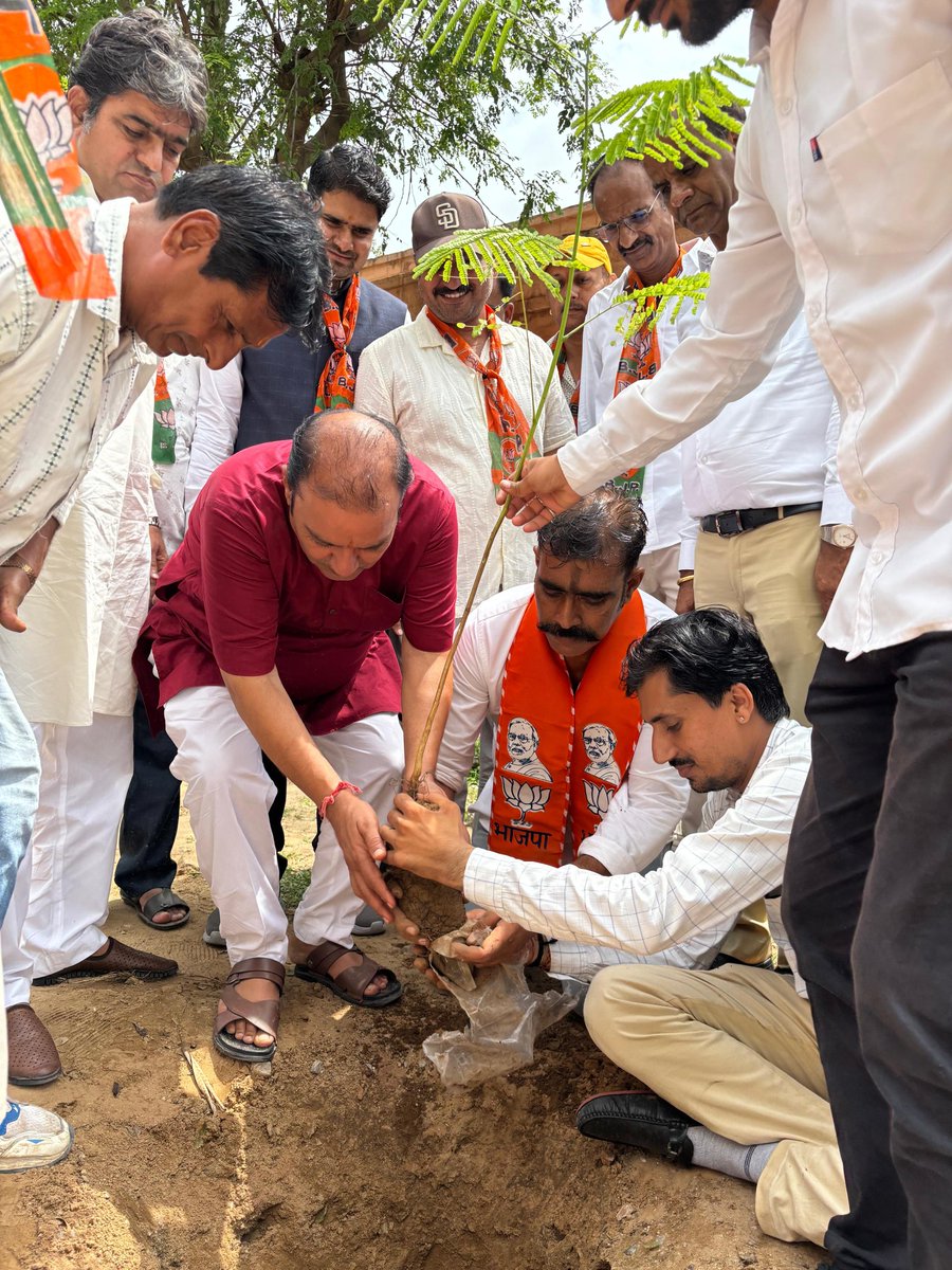 bjp_Rajendra74's tweet image. 🌳 &quot;एक पेड़ माँ के नाम&quot; — सेवा, संकल्प और संवेदना 🌳

प्रधानमंत्री श्री नरेंद्र मोदी जी के प्रेरणादायी नेतृत्व में आज रायकाबाग मंडल में मण्डल स्तरीय अभियान के तहत वृक्षारोपण कर पर्यावरण संरक्षण का संदेश दिया गया।

#EkPedMaaKeNaam #ModiKaSankalp #GreenIndia #BJP4Environment