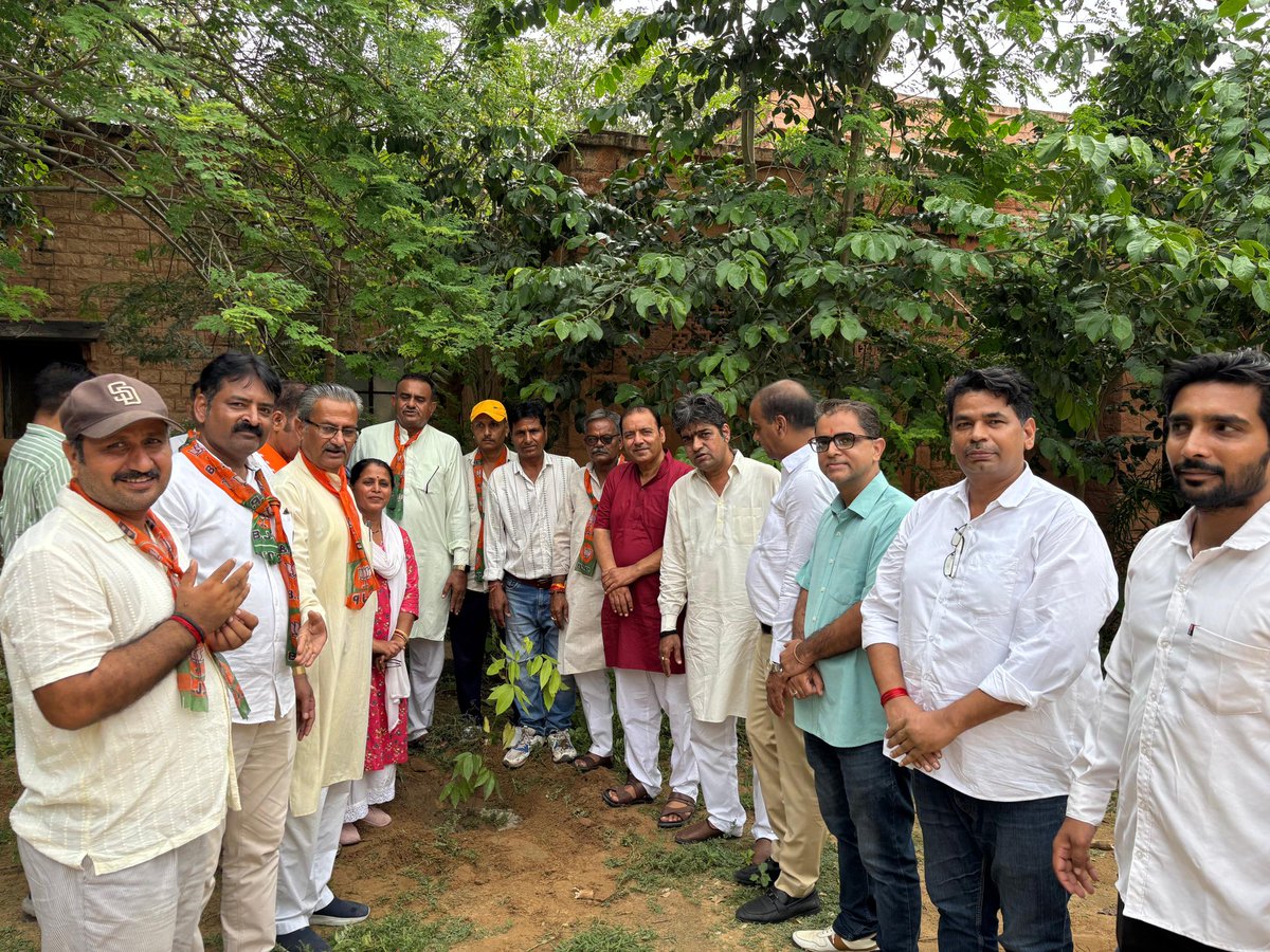 bjp_Rajendra74's tweet image. 🌳 &quot;एक पेड़ माँ के नाम&quot; — सेवा, संकल्प और संवेदना 🌳

प्रधानमंत्री श्री नरेंद्र मोदी जी के प्रेरणादायी नेतृत्व में आज रायकाबाग मंडल में मण्डल स्तरीय अभियान के तहत वृक्षारोपण कर पर्यावरण संरक्षण का संदेश दिया गया।

#EkPedMaaKeNaam #ModiKaSankalp #GreenIndia #BJP4Environment