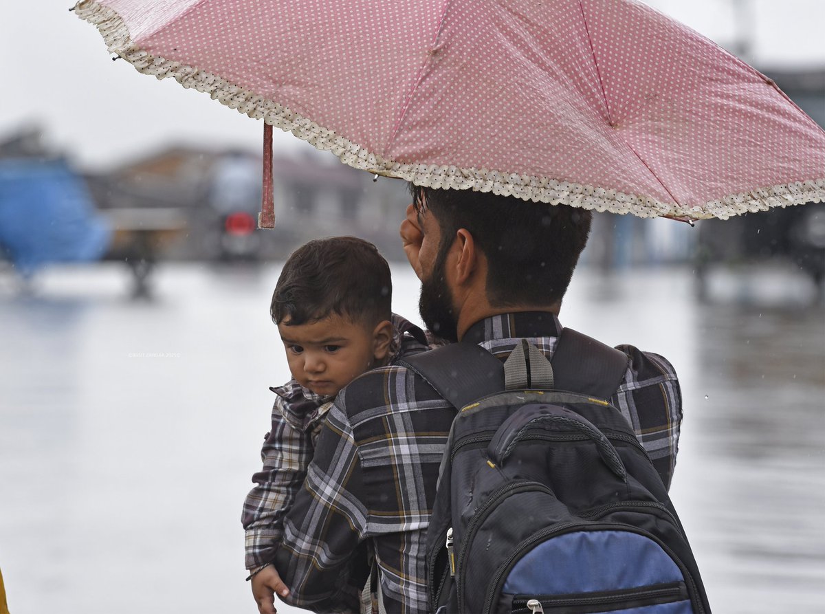 basiitzargar's tweet image. Rainy day scenes from Srinagar