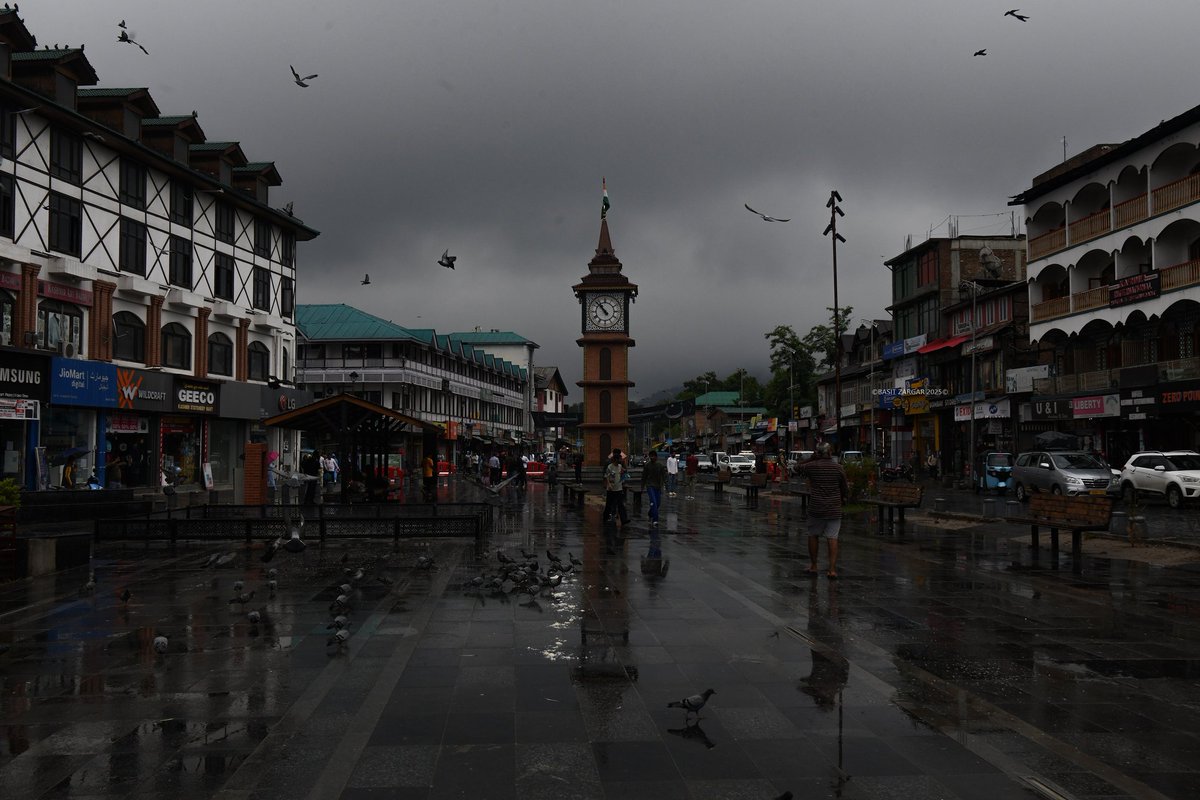 basiitzargar's tweet image. Rainy day scenes from Srinagar