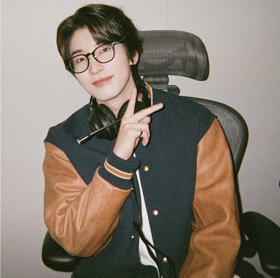 heybabydeul's tweet photo. he looks so bf 😫🤍 https://t.co/9WsNMzgi78