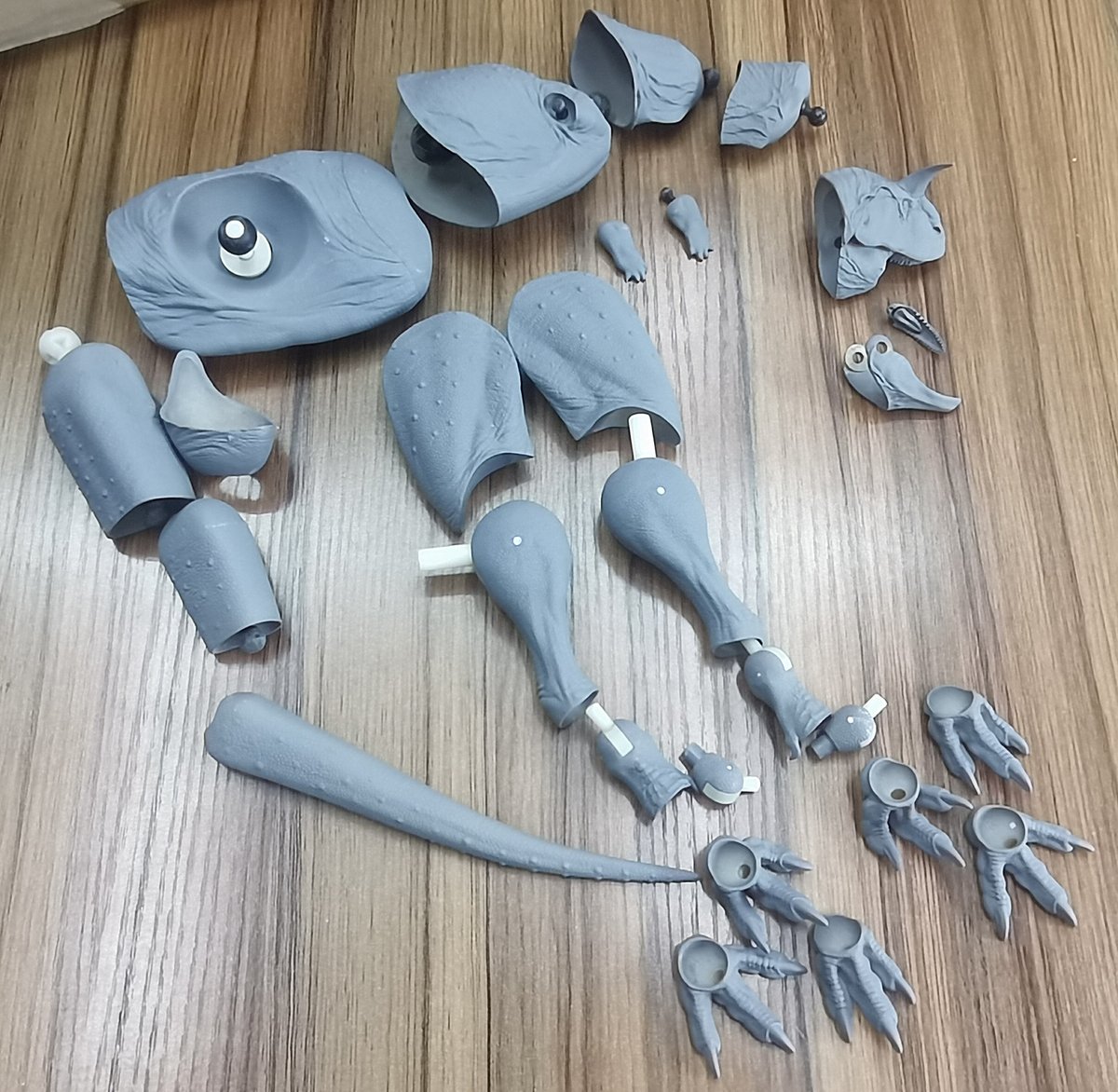 Beast_SculptKit's tweet image. Carnotaurus progress update! Our 1/18th scale Carnotaurus resin fine cut is done and tooling will begin soon. Here are some photos of the figure direct from the factory!
