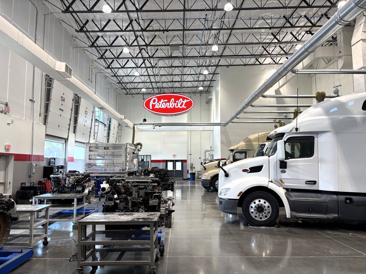 PeterbiltMotors's tweet image. We’re excited to celebrate the first graduating class from our new, state-of-the-art Peterbilt Technician Institute campus in Nashville!
These certified technicians are already landing job offers with Peterbilt dealers, proving the strength of our hands-on, industry-focused…