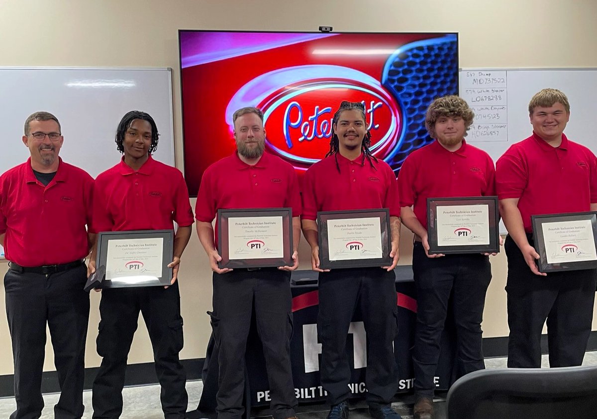 PeterbiltMotors's tweet image. We’re excited to celebrate the first graduating class from our new, state-of-the-art Peterbilt Technician Institute campus in Nashville!
These certified technicians are already landing job offers with Peterbilt dealers, proving the strength of our hands-on, industry-focused…