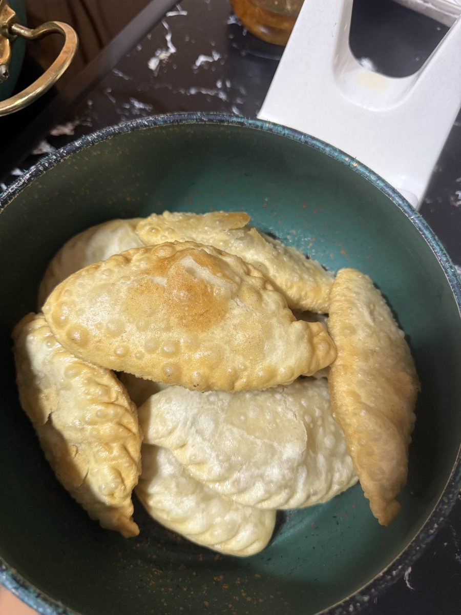 Оройн мэнд. За ойрд гарын хуушуураа хийж идээгүй байсан охидуудтайгаа идлээ гэж…Миний зургийг дураараа ашиглаарай 🤪🤪🤪