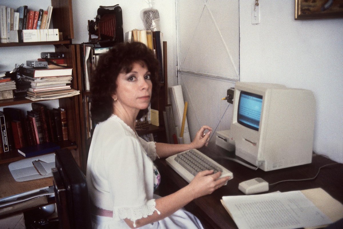 CARACAS, VENEZUELA, 1985,  la célebre escritora chilena Isabel Allende fotografiada en su casa en Caracas, emigró a Venezuela en 1975 a causa de la dictadura de Pinochet.