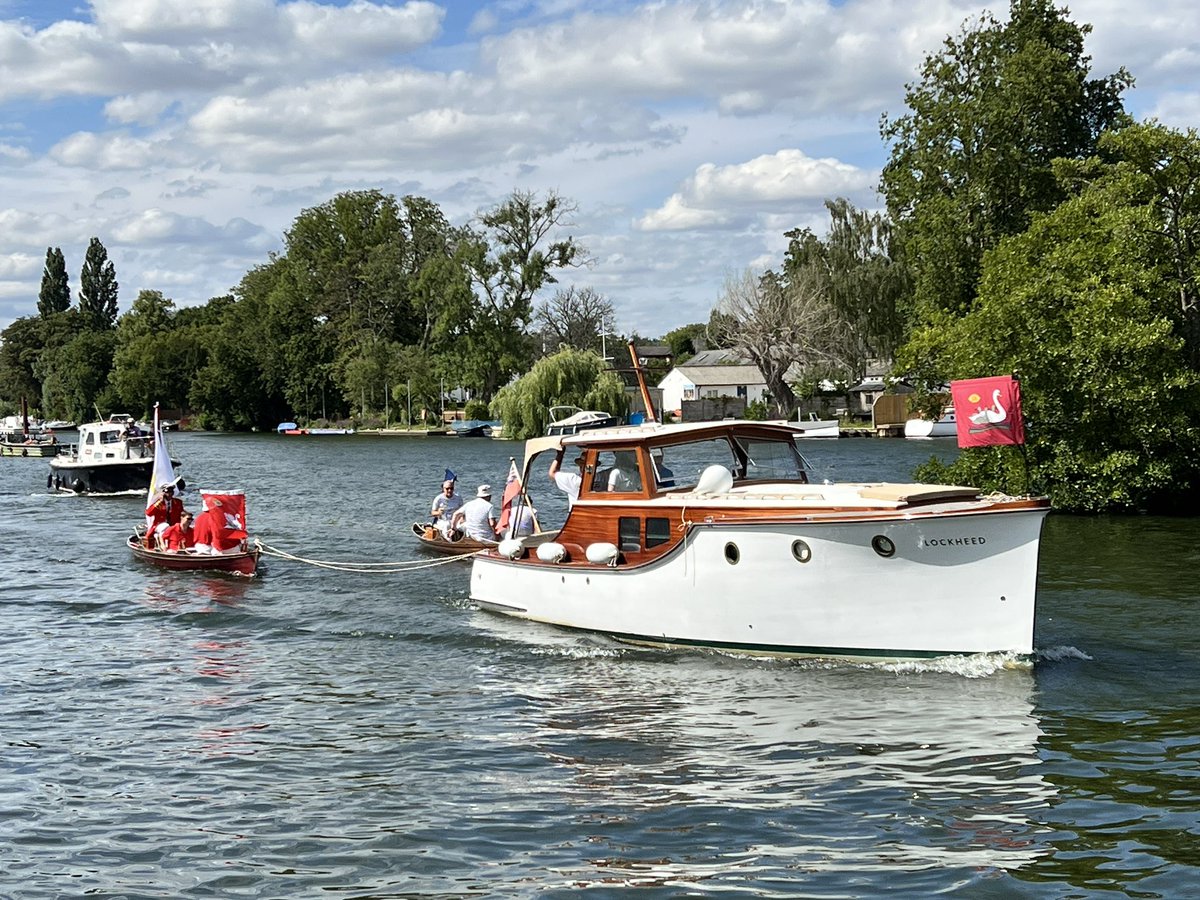river_rowing's tweet image. The Swan Uppers have just passed the Museum. Always a great sight. Thanks to Leander Club for welcoming us earlier to see them arrive for lunch.