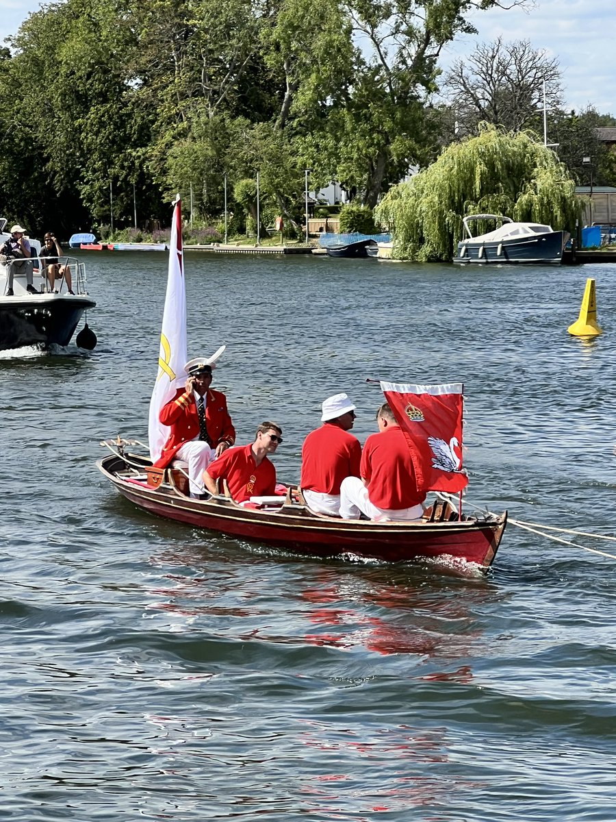 river_rowing's tweet image. The Swan Uppers have just passed the Museum. Always a great sight. Thanks to Leander Club for welcoming us earlier to see them arrive for lunch.