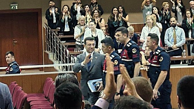 YetkinReport (@yetkinreport) on Twitter photo İmamoğlu'nu cumhurbaşkanı adayı yaptırmama davalarında bir gün daha: 1 yıl 8 ay.
- Hedef artık salt #İmamoğlu olmaktan bir bütün olarak CHP'ye genişliyor. Bu sarmaldan bir an önce çıkmak gerekiyor.
✍️Murat Yetkin <a href="/YetkinReport/">YetkinReport</a>
yetkinreport.com/2025/07/16/ima… İmamoğlu'nu cumhurbaşkanı adayı yaptırmama davalarında bir gün daha: 1 yıl 8 ay.
- Hedef artık salt #İmamoğlu olmaktan bir bütün olarak CHP'ye genişliyor. Bu sarmaldan bir an önce çıkmak gerekiyor.
✍️Murat Yetkin <a href="/YetkinReport/">YetkinReport</a>
yetkinreport.com/2025/07/16/ima…