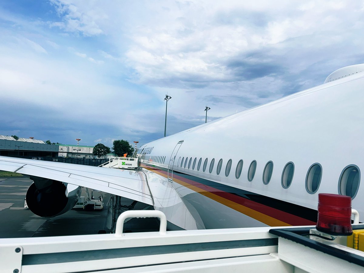 R_Buchsteiner's tweet image. Ziel: Durban. Unterwegs mit @larsklingbeil zum #G20-#Finanzminister-Treffen in #Südafrika. Es geht um Klimafinanzierung, globale Risiken, fairen und freien Handel. Elefant im Raum: Trumps Zölle. Nicht im Raum: Trumps Finanzminister. Mehr morgen im #BerlinPlaybook @POLITICOEurope