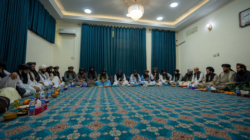 JHydry43868's tweet photo. د کورنیو چارو وزیر خلیفه سراج‌الدین حقاني د ولایتونو د دفترونو له رییسانو سره وکتل

د چارو ادارې اړوند د ملي خدمتونو انسټیټیوټ له لوري د ظرفیت لوړونې په موخه یو اونیز سیمنار جوړ شوی و. د دغه سیمنار وروستۍ غونډه د ولایتونو د دفترونو د رییسانو په ګډون ترسره شوه،۱/۵ https://t.co/aqvj0ao9IV