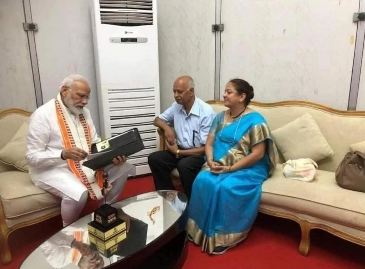 प्रधानमंत्री के बगल में बैठे हैं पुणे निवासी योगेश सिद्धार्थ और उनकी पत्नी सुमीता सिद्धार्थ। प्रधानमंत्री मोदी ने उन्हें अपने घर आमंत्रित किया है ताकि वह उन्हें बधाई दे सकें। आखिर उन्होंने ऐसा क्या किया है जो उन्हें प्रधानमंत्री के घर बुलाया गया?

योगेश सिद्धार्थ भारतीय वायु सेना