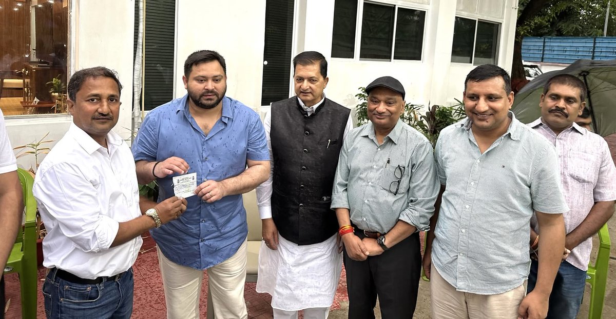 Super-30 संस्थापक आनंद कुमार के भाई, प्रणव कुमार ने आज राष्ट्रीय जनता दल का दामन थामा। तेजस्वी यादव जी की मौजूदगी में पार्टी की सदस्यता ग्रहण की।