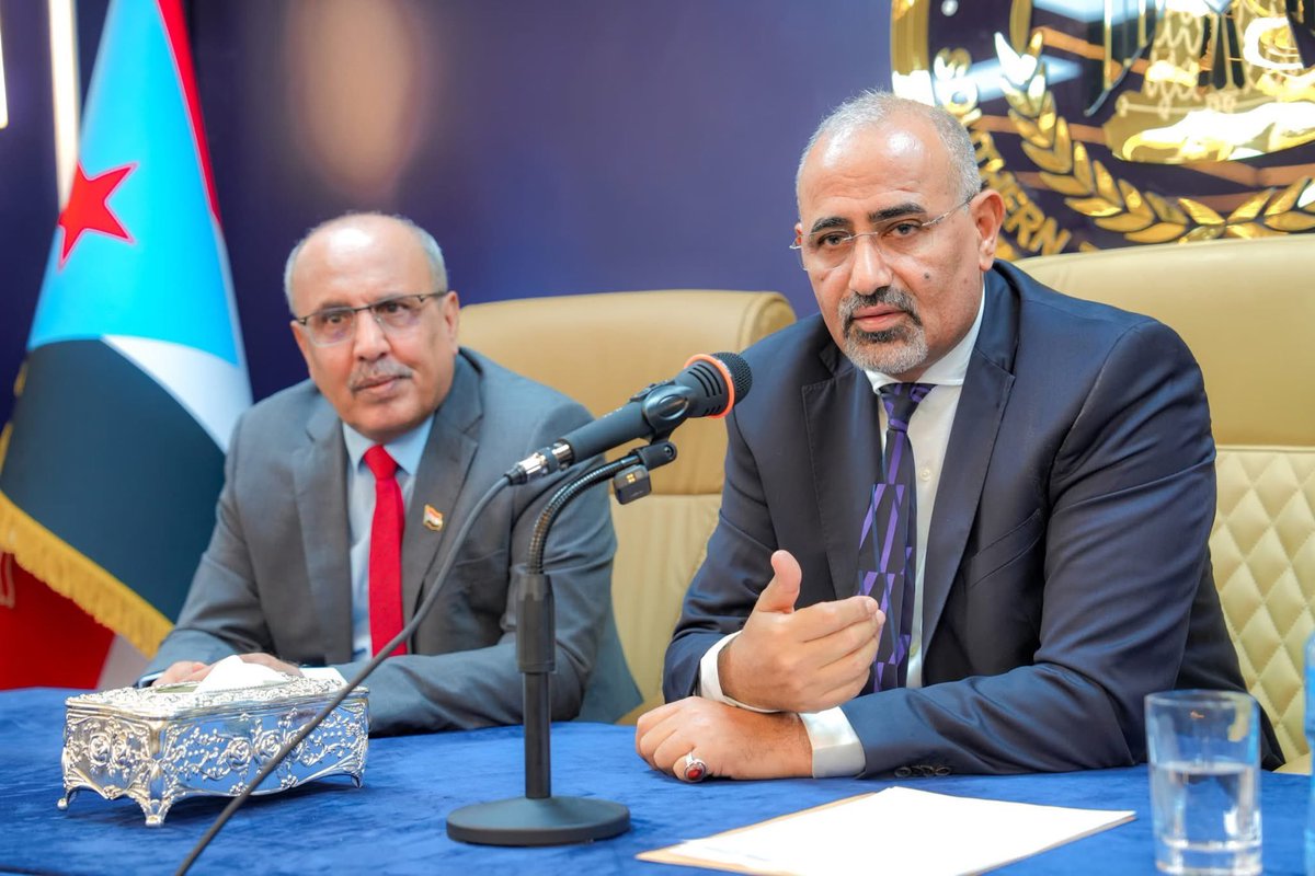 أشار الرئيس القائد عيدروس الزُبيدي، في خطابه، اليوم، خلال الاجتماع الموسع بقيادات المجلس الانتقالي الجنوبي، إلى الاحتجاجات الأخيرة بأنها "تمثل تعبيراً مشروعاً عن معاناة حقيقية، ومؤكداً أن المجلس الانتقالي لا يتهرب من مسؤولياته، بل يتعامل معها بوعي وشجاعة في إطار الشراكة القائمة