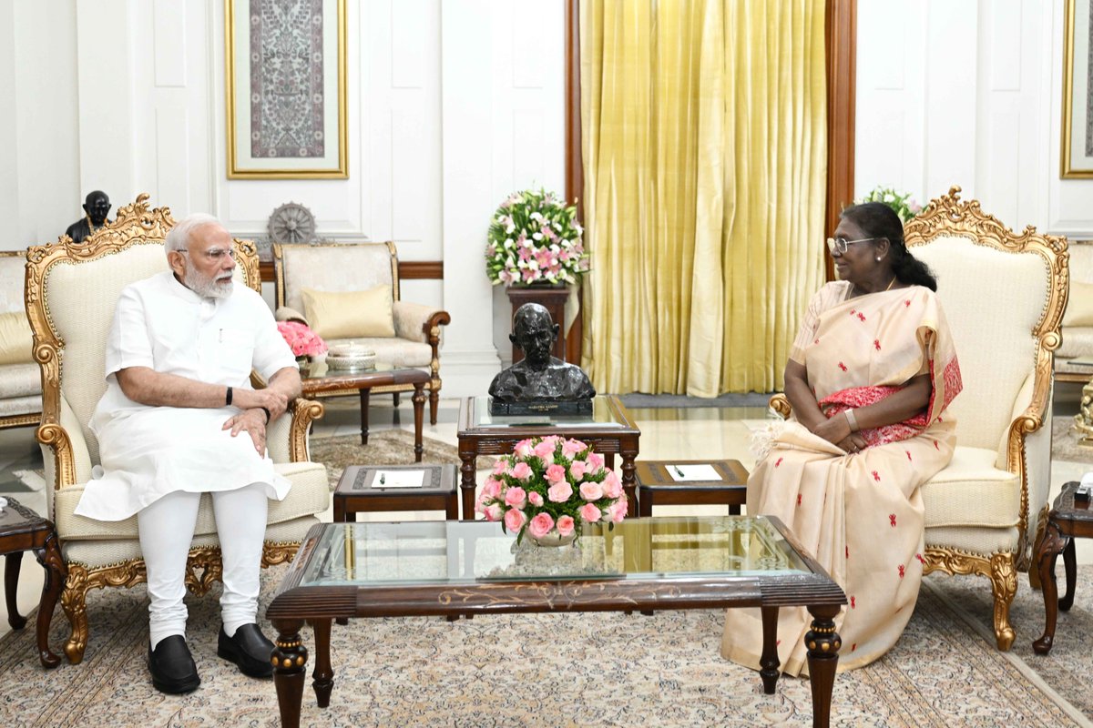 rashtrapatibhvn's tweet image. Prime Minister Shri @narendramodi called on President Droupadi Murmu at Rashtrapati Bhavan.