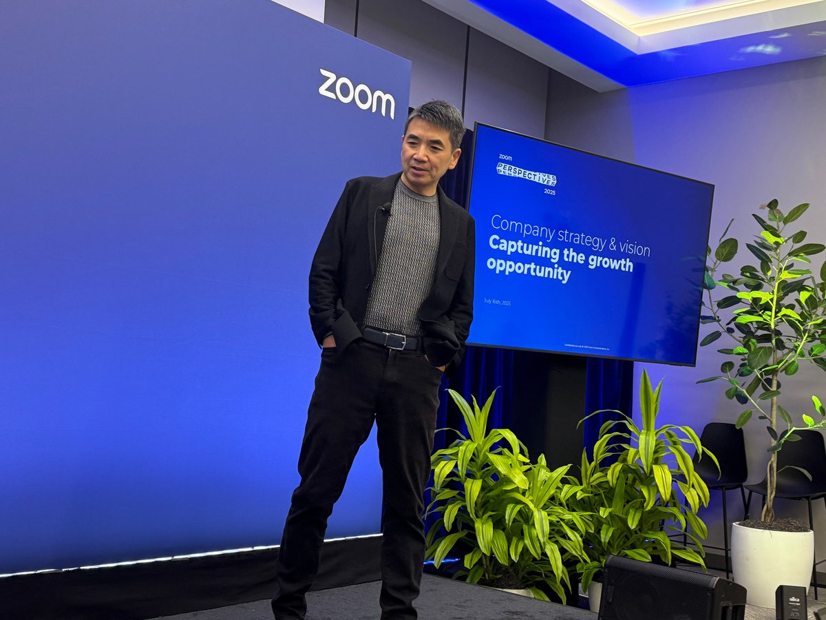 The nicest CEO in the industry <a href="/ericsyuan/">Eric S. Yuan</a> kicks off #ZoomPerspectives25 - <a href="/Zoom/">Zoom</a>'s goal is to provide an AI-first platform, Digital assistants, and eventually digital twins. #ucoms #collaboration #CX