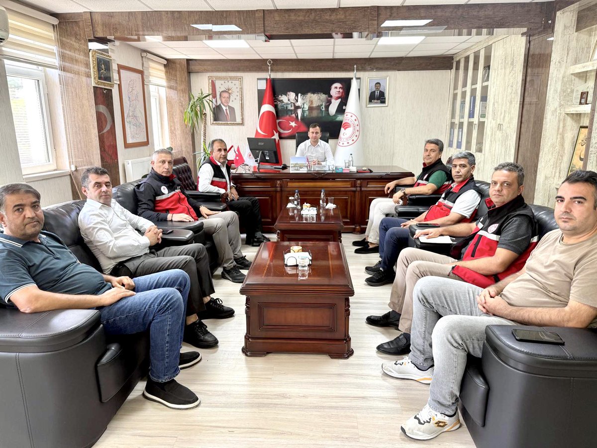 BATMAN İL TARIM VE ORMAN MÜDÜRLÜĞÜ (@batmantarim72) on Twitter photo Vali Yardımcımız Sayın Ekrem Güngör İl Müdürlüğümüzü ziyaret ederek, İl Müdür Yardımcıları ve Şube Müdürlerimizden yürütülen mevcut çalışmalar hakkında brifing aldı.
<a href="/TCTarim/">T.C. Tarım ve Orman Bakanlığı</a> <a href="/ibrahimyumakli/">İbrahim Yumaklı</a>
<a href="/batmanvaliligi/">Batman Valiliği</a> <a href="/ekremgungor61/">Ekrem GÜNGÖR</a>
<a href="/MehmetA25016710/">Mehmet Aydın</a> Vali Yardımcımız Sayın Ekrem Güngör İl Müdürlüğümüzü ziyaret ederek, İl Müdür Yardımcıları ve Şube Müdürlerimizden yürütülen mevcut çalışmalar hakkında brifing aldı.
<a href="/TCTarim/">T.C. Tarım ve Orman Bakanlığı</a> <a href="/ibrahimyumakli/">İbrahim Yumaklı</a>
<a href="/batmanvaliligi/">Batman Valiliği</a> <a href="/ekremgungor61/">Ekrem GÜNGÖR</a>
<a href="/MehmetA25016710/">Mehmet Aydın</a>