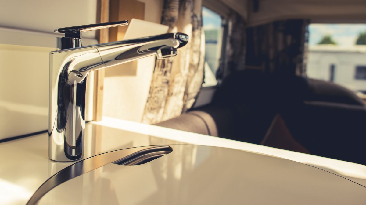 CDCMMWR's tweet image. ICYMI: An MMWR from May describes a deadly case of “brain-eating ameba” infection linked to nasal rinsing with RV tap water. Only use distilled or sterile water, or boiled and cooled tap water, for nasal rinsing. Read more: bit.ly/3FvWY4n