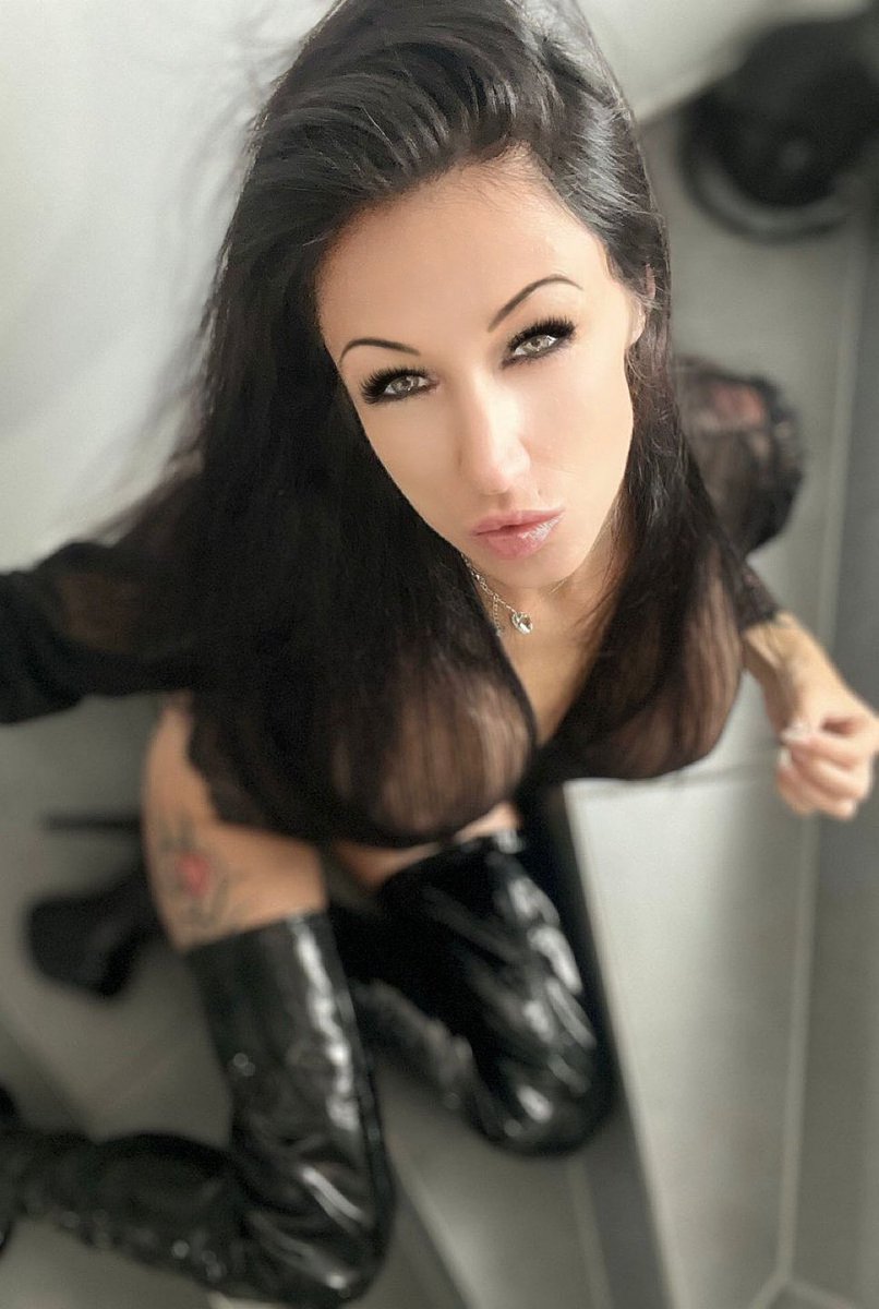 Ein Hauch von Süße, eine Prise Frechheit – bereit für den Kick? 😜 Ich teile meine wildesten Momente auf BestFans. Folge mir und entdecke, was dich wirklich antörnt! 💥 bestfans.com/meli-deluxe