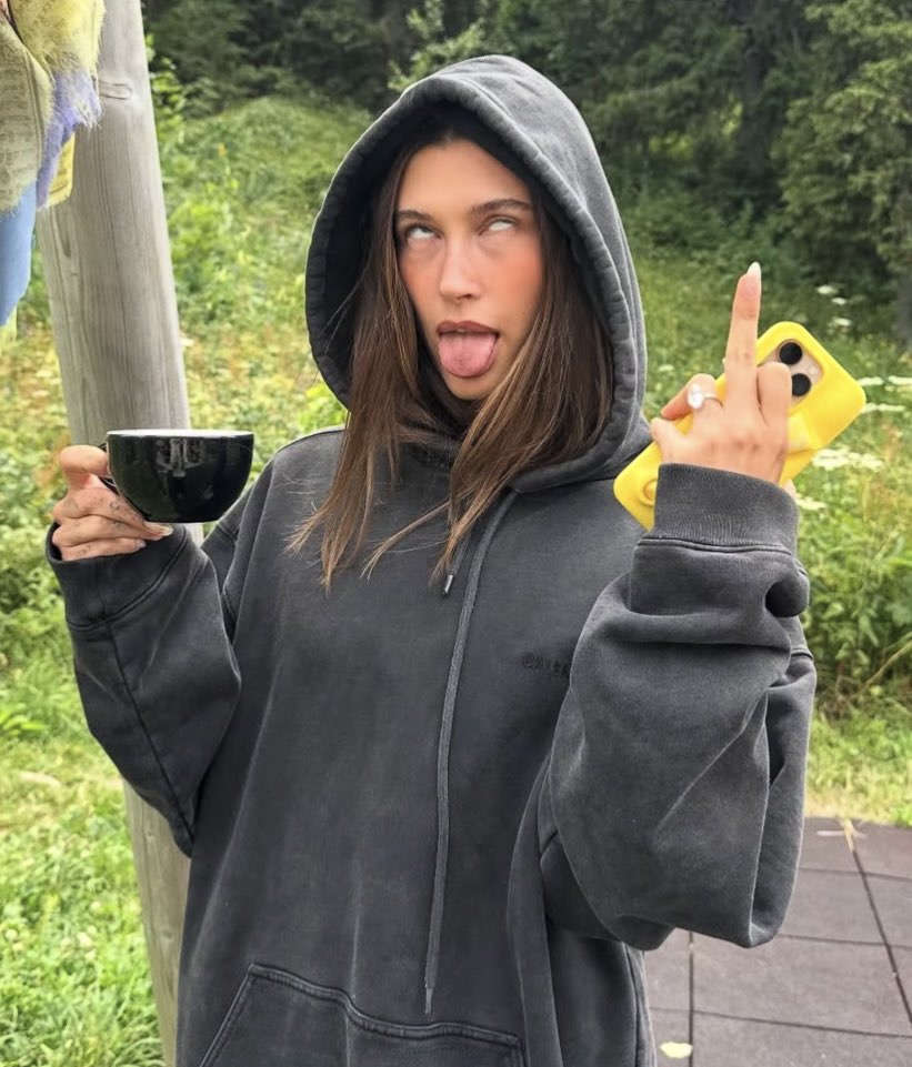 archiveshailey's tweet image. hailey bieber!