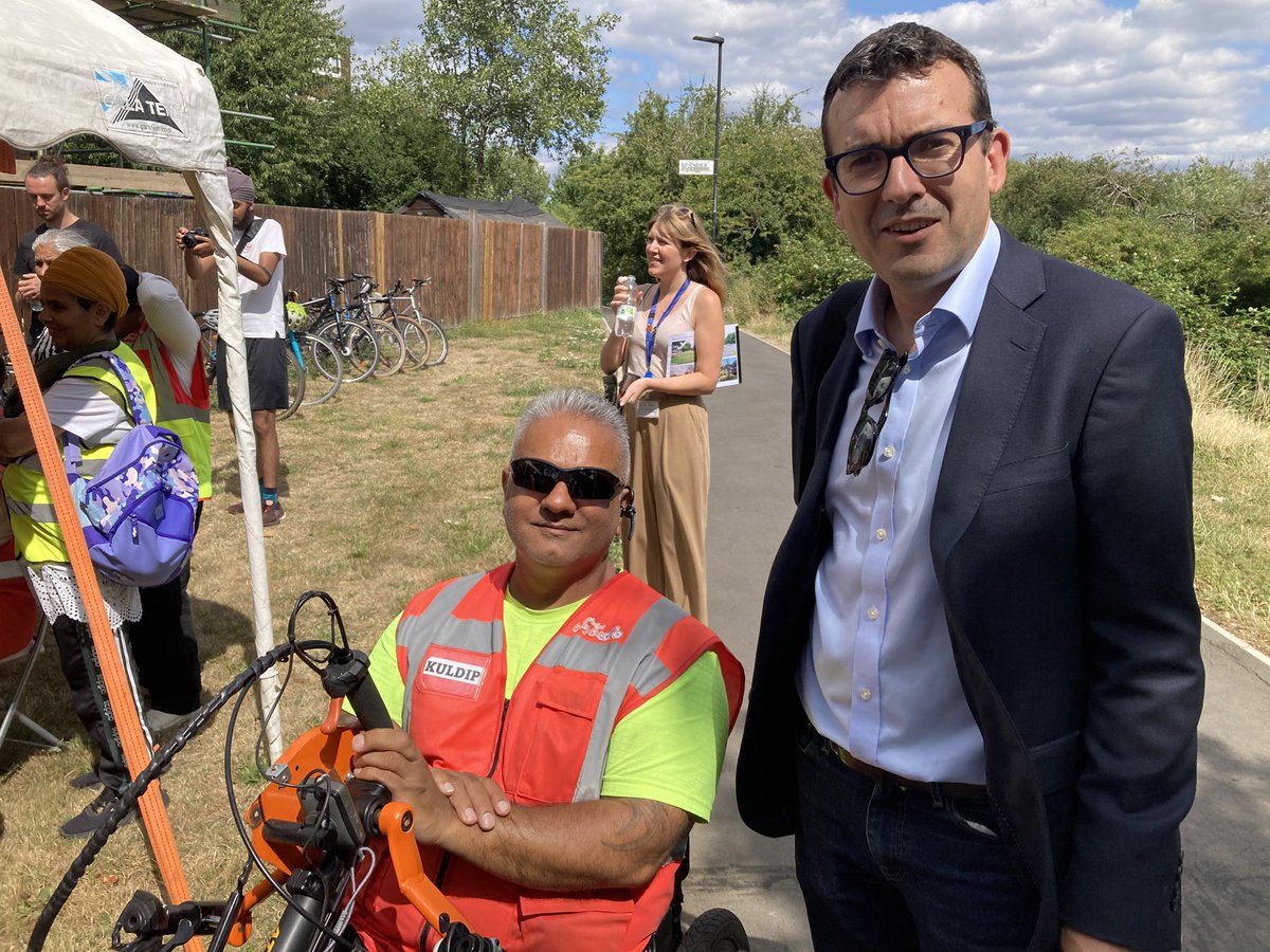 willnorman's tweet image. Great to join @simonlightwood @_petermason to look at the new walking & cycling infrastructure in Northolt.
Interesting listening to a local business owner talking about how these improvements were helping trade.
And always a pleasure to see the brilliant @GoSouthall community.