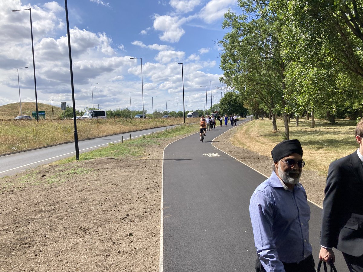 willnorman's tweet image. Great to join @simonlightwood @_petermason to look at the new walking & cycling infrastructure in Northolt.
Interesting listening to a local business owner talking about how these improvements were helping trade.
And always a pleasure to see the brilliant @GoSouthall community.