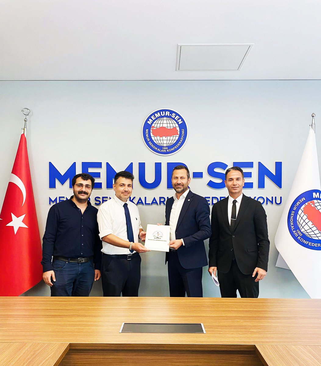 Bugün Kamuda Çalışan Avukatlar Derneği olarak Başkan Alparslan Çevik ve Yönetim Kurulu üyemiz Ramazan Urcar ile <a href="/MemurSenKonf/">Memur-Sen</a> Genel Merkezini ziyaret ederek taleplerimizi sunduk. Yapılan istişare, destekleri ve misafirperverliklerinden dolayı teşekkür ederiz.