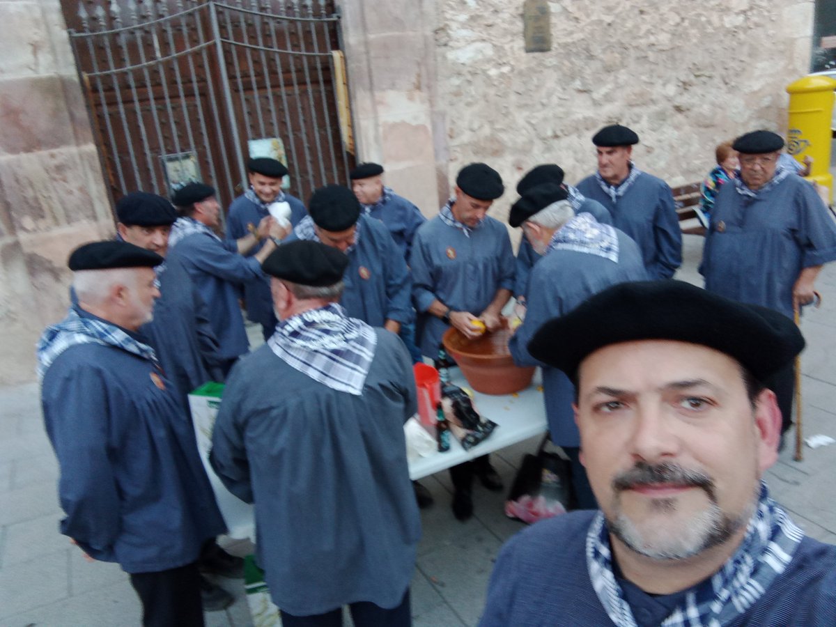 Anoche nuestra Hermandad realizó una refrescante limoná en la verbena del Carmen para mitigar los rigores caniculares y mantener así las costumbres centenarias de nuestra ciudad.