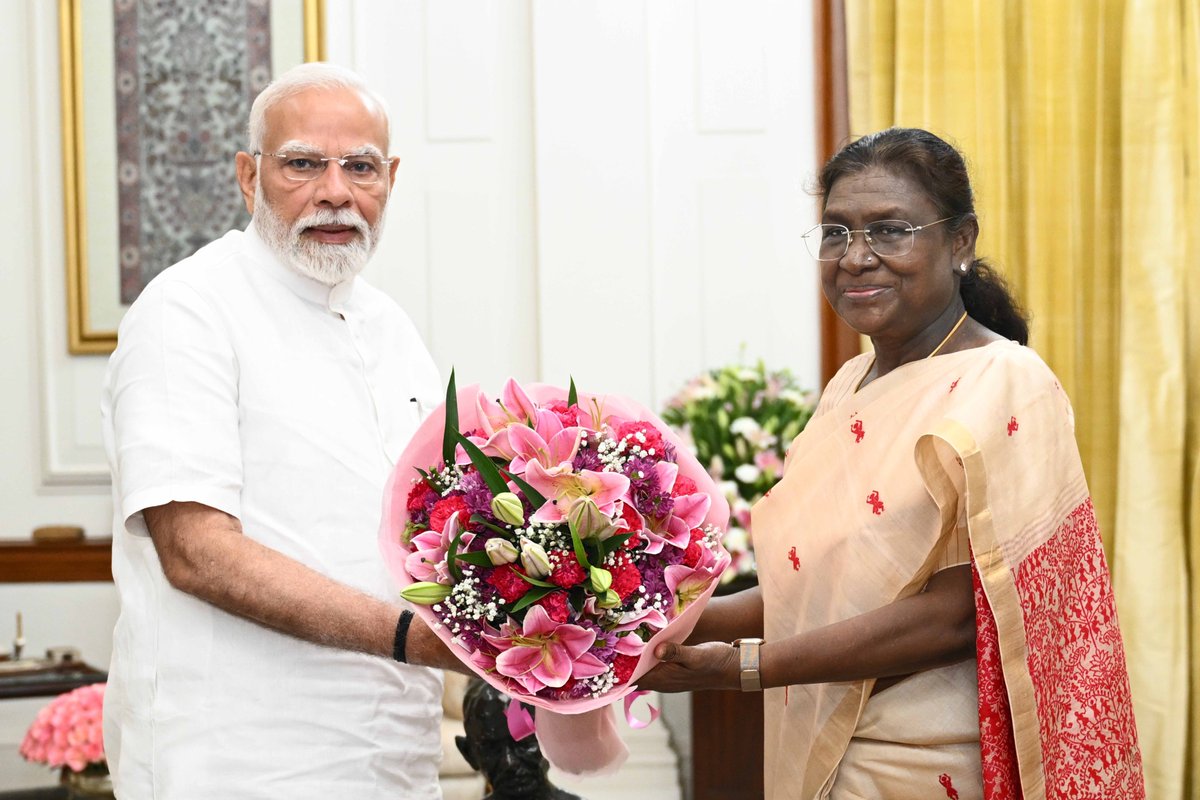 rashtrapatibhvn's tweet image. Prime Minister Shri @narendramodi called on President Droupadi Murmu at Rashtrapati Bhavan.