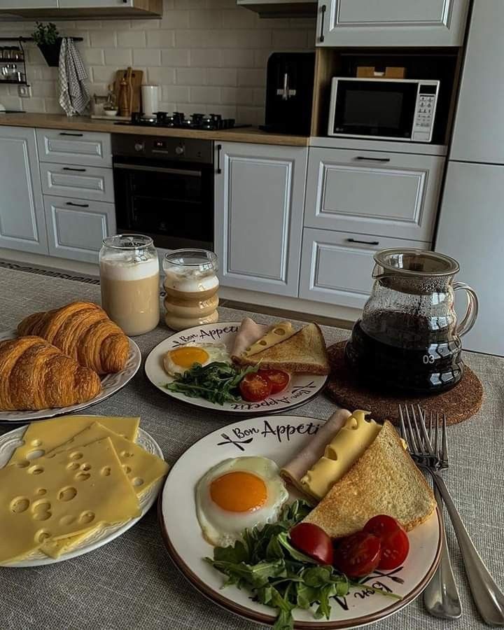 emily939378's tweet image. Who needs a café when your kitchen looks like this? 😍🏡☕ #KitchenGoals #BreakfastInStyle