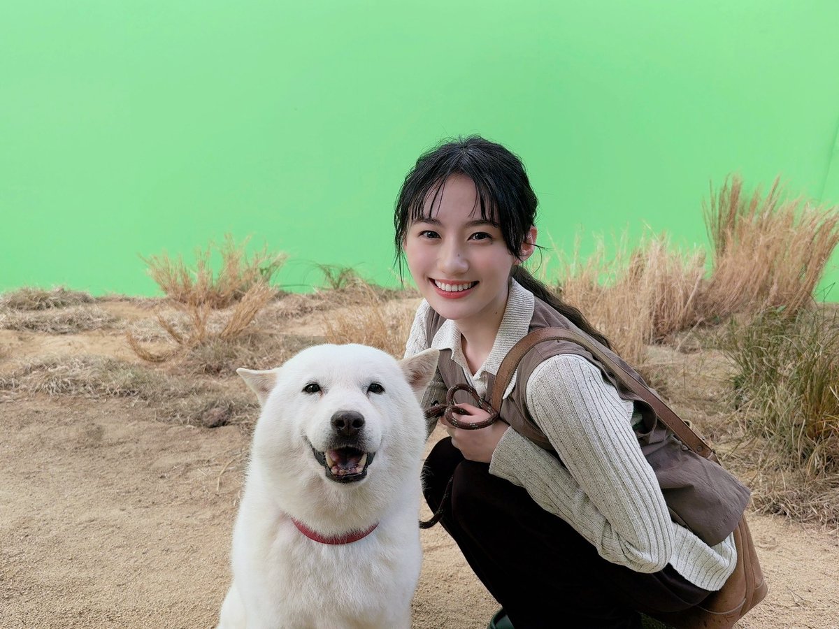 nogizaka46's tweet image. ソフトバンクの新TVCM に #川﨑桜 が出演しております📲

「未確認物体との遭遇」篇
youtu.be/kaw0HmpFKc8

「未確認物体との共存」篇
youtu.be/1npNQ9zflBg

白戸家のお父さんの頭を、にこにこしながらなでなでしていました☺️

皆さま、ぜひご覧ください✨

#SoftBank
#乃木坂46