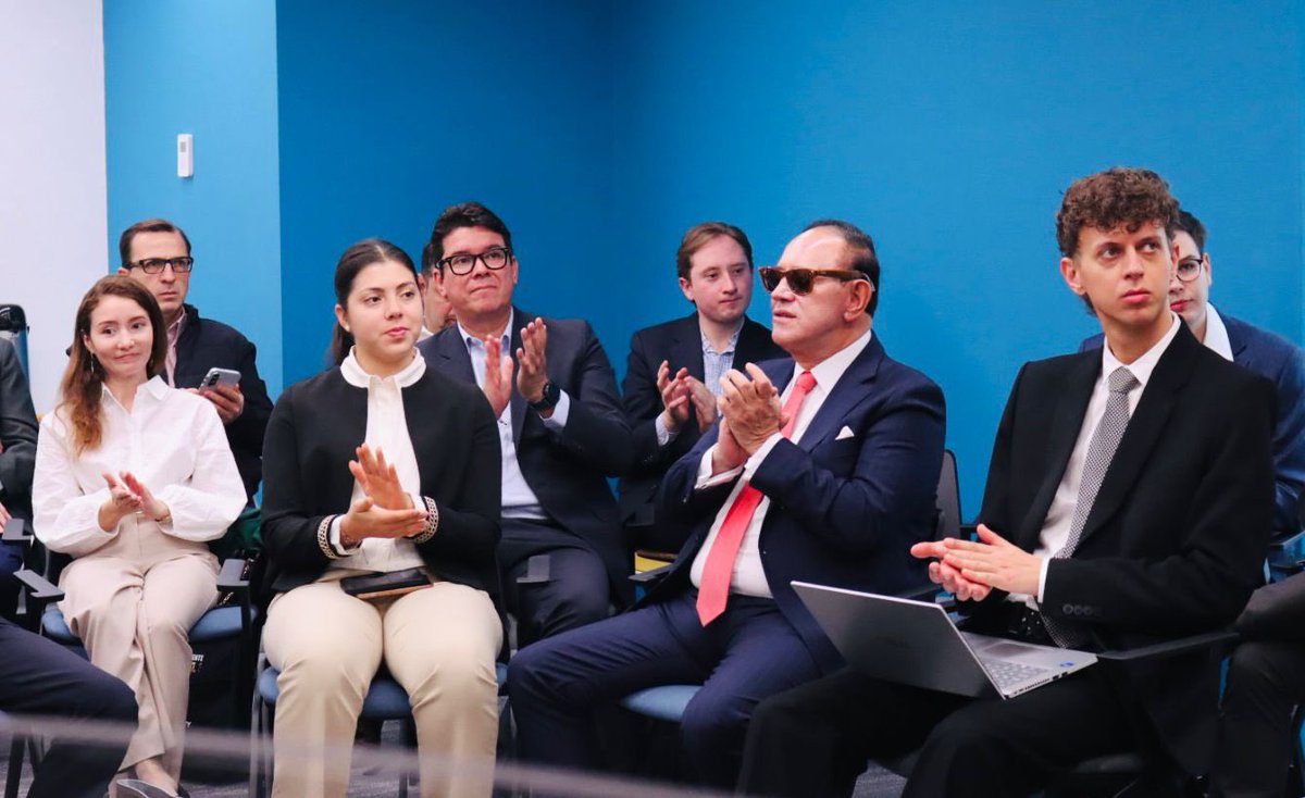 🫱🏼‍🫲🏽#AgendaANI | La gerente férrea de la Vicepresidencia de Estructuración de la #ANI, Adriana Montañez, participó en un encuentro con la Cámara de Industria y Comercio Colombo-Alemana <a href="/ahkcolombia/">ahkcolombia</a>, donde presentó el portafolio de proyectos a empresarios y especialistas del sector.